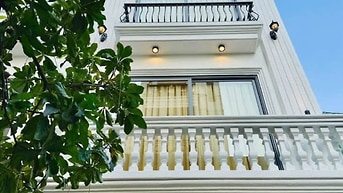 Xe hơi để trong Nhà 5 lầu tuyệt đẹp Cao cấp hẻm sát Mặt tiền Phạm Văn 