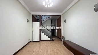 Cho thuê nhà Hoàng Cầu 50m², 3PN, mt4m, ban công thoáng, oto chỉ 30tr