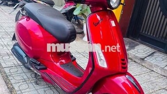 Piaggio Vespa đỏ