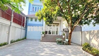 Cho Thuê Biệt Thự DT 10x40m 1Trệt 1Lầu 4Pn 4Wc Gara Ôtô Hẻm 1/ Ngắn