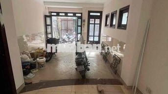 cho thuê nhà hẻm tải lạc long quân p11 tân bình. DT: 4m5 x 22m 3 lầu