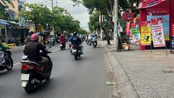 Nhà mặt tiền An Dương Vương, đối diện công viên Phú Lâm