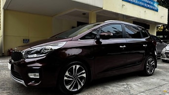 Kia Rondo đời 2017 - GAT, số tự động, màu đỏ mận.