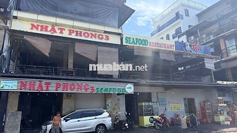 CHO MẶT BẰNG NHÀ HÀNG 3 TẦNG THÔNG SUỐT NGANG 8M NGAY BỜ KÈ THÁP BÀ