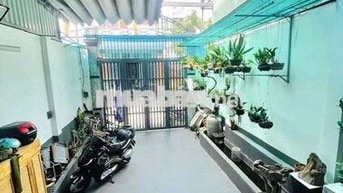 CHO THUÊ NHÀ HẺM 520 QL13 ĐỐI DIỆN VẠN PHÚC. TRỆT 2LẦU 5PN 3WC SÂN OTO