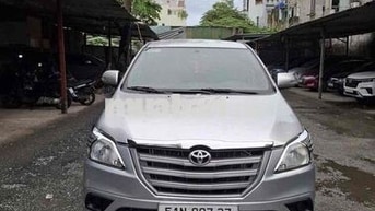 Toyota Innova 8 chỗ Số sàn Xăng Bạc
