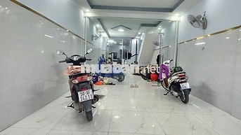 Cho thuê nhà mặt tiền Hoàng Văn Thụ, 4m x 30m, 4pn5wc