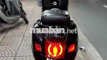 Vespa GTS 300HPE đen bóng đồ chơi cơ bản