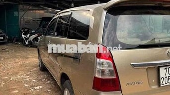 Toyota Innova 8 chỗ Vàng cát Số sàn