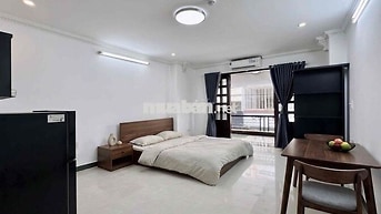 Căn hộ full nội thất mới có ban công lớn  Quận 10 - Quận 11