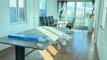 Cho thuê Sàn đủ đồ sofa bàn ghế tủ kệ 16 Nguyên Hồng, có Thang máy 40m