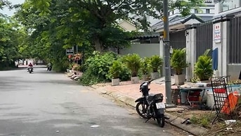 Cần bán nền liền kề diện lớn gồm nhà giao thô KDC 13E Làng Việt Kiều