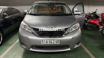 Toyota Sienna 2010 LE Bạc 7 chỗ