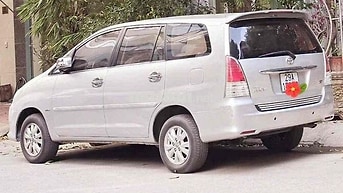TOYOTA INNOVA 8 CHỖ SỐ TỰ ĐỘNG MÀU BẠC