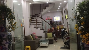 Cho thuê nhà ngõ 1194 đường Láng, Hà Nội, ô tô đỗ cửa