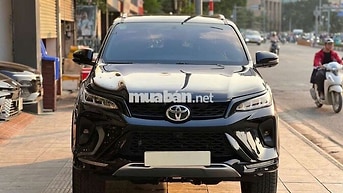 Toyota Fortuner Legender 7 chỗ Đen