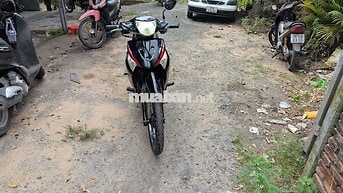 SUZUKI REVO XE MÁY SỐ ĐEN ĐỎ