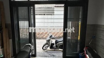 Nhà ở nguyên căn . Trống lầu 1 như clip cần cho 1 bạn nữ thuê ạ
