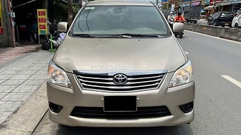 Toyota Innova E 2014 số sàn màu vàng cát