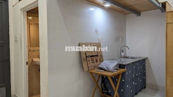 Phòng trọ Bình Thạnh có ban công, cửa sổ thoáng mát, WC riêng