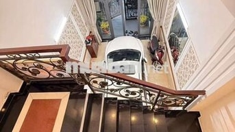 NHÀ 4 LẦU CÓ NỘI THẤT 4PN 5WC XE HƠI NGỦ TRONG NHÀ