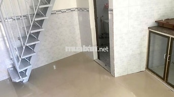 Nhà nguyên căn 2MT, 2 lầu, 1 trệt, 1 vệ sinh có ban công, sẵn nội thất