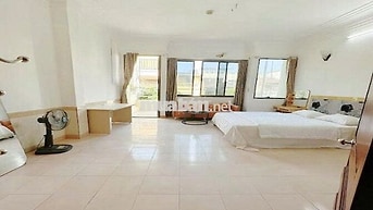 Phòng full đồ, có ban công. nhà mặt phố Thụy Khuê, Tây Hồ 5.2 triệu/th