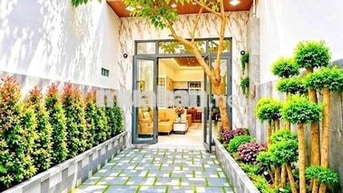 NHÀ VƯỜN THÔNG THOÁNG KHÔNG GIAN MÁT MẺ, CÓ 3 PN. NGAY CẠNH QUẬN 7