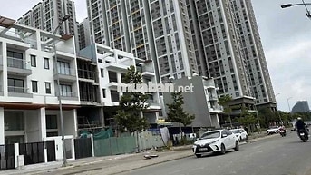 Cho thuê nhà nguyên căn kế chung cư Q7 Riverside. Mặt tiền ô tô có hầm
