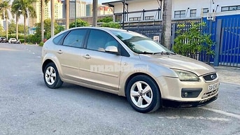 Ford Focus Hatchback Vàng cát 5 chỗ