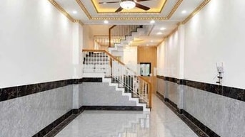 nhà mới như hình 5pn .ôtô đậu trước nhà, trong nhà đều dc.gần chợ 