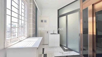 Căn hộ dịch vụ 1PN ban công full nội thất ngay sát chân cầu chữ Y