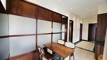 Cho thuê căn hộ 2 phòng ngủ yên tĩnh nội thất cao cấp, có ban công
