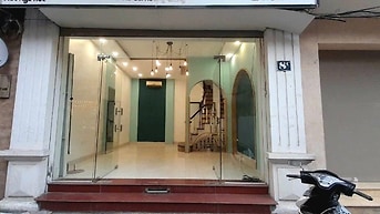 Cho thuê cửa hàng 8C Ngõ Huế, diện tích 35m2, mặt tiền 5,5m. 
